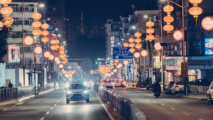 samochód jadący ulicą miasta w nocy